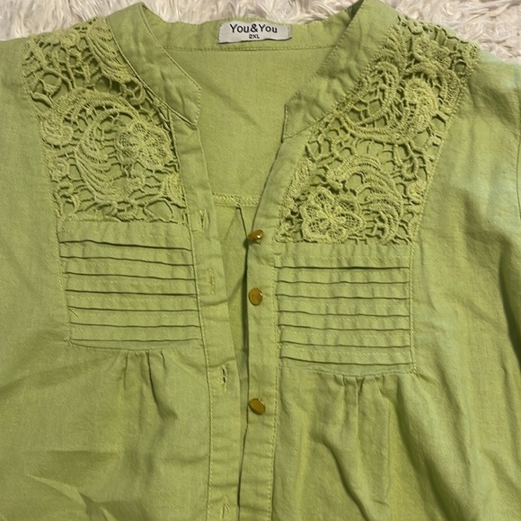Green with gold button up top with lace detail - Picture 2 of 4